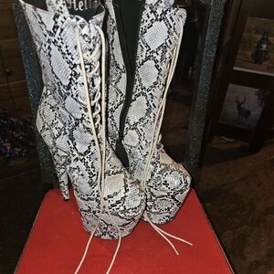 Hella Mambo Boots With CXIX Sticky Leggings